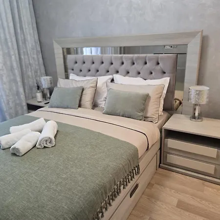 Luxury 2 Bedroom Apartment *