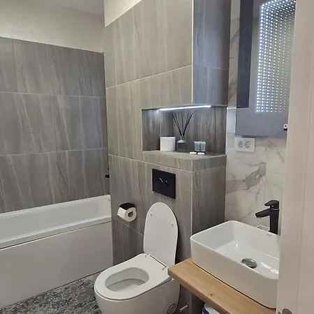 Luxury 2 Bedroom *