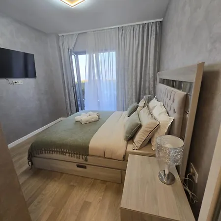 Luxury 2 Bedroom Apartment *